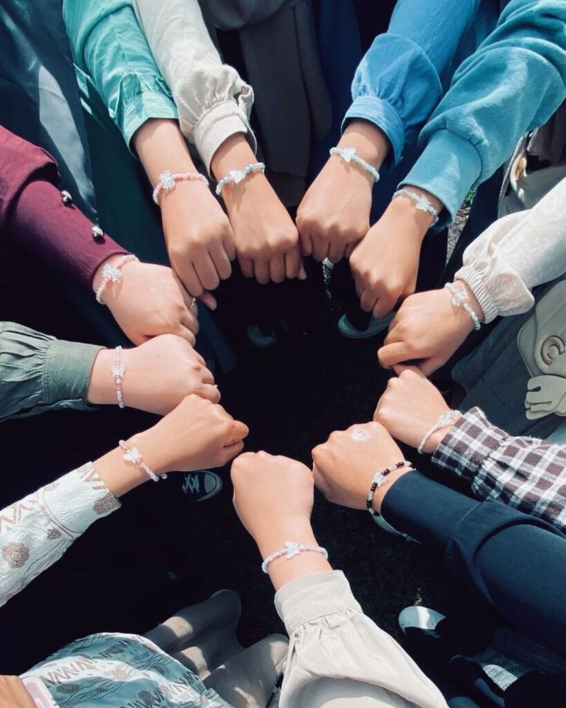 Friends group dp aesthetic