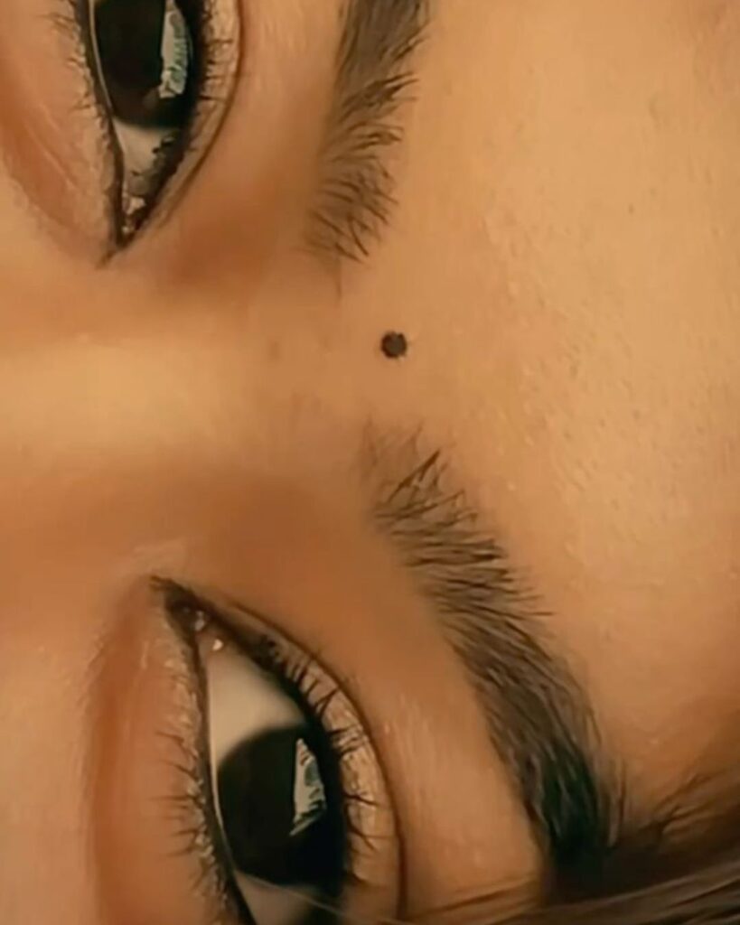 Simple girl eyes pic